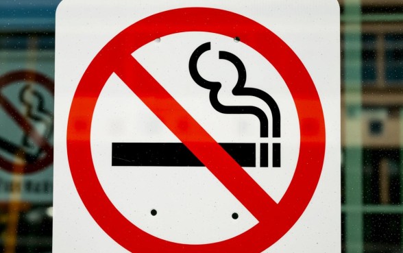 上边一个口子下边一个钉子的标志叫什么名字，优衣库logo是什么牌子