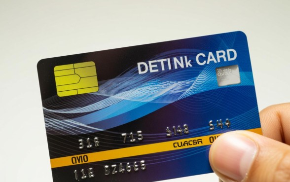 欠银行信用卡6万被起诉后逃逸会怎么样呀，逃逸后会被网上通缉判刑吗