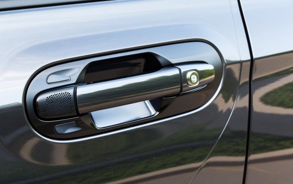 轿车车门内饰板怎么拆，车门上面口子怎么弄下来的呢