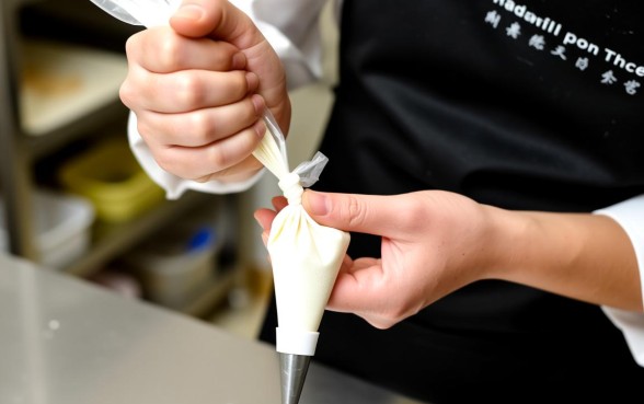 奶油裱花袋如何扎口子，裱花袋扎口技巧视频教程