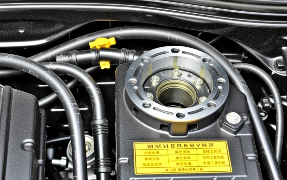 油箱盖怎么弄下来视频，油箱盖卡住打不开怎么拆卸