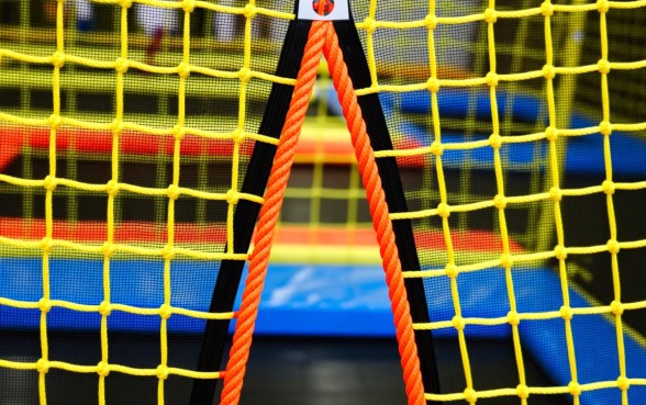 蹦床下面怎么用绳子收口子的过程，蹦床收口绳子怎么系才紧