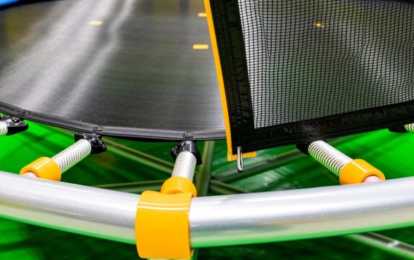 蹦床下面怎么用绳子收口子的视频，蹦床围网收口怎么系