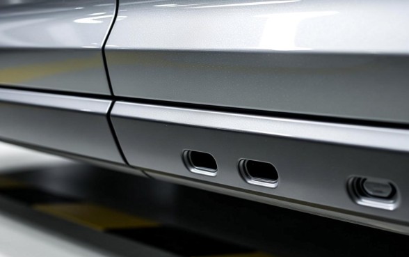 车门下边的三个小口子叫什么名称，车门排水孔有什么作用？