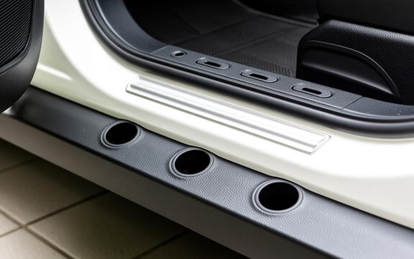 车门下边的三个小口子是什么部位，车门排水孔堵塞怎么办