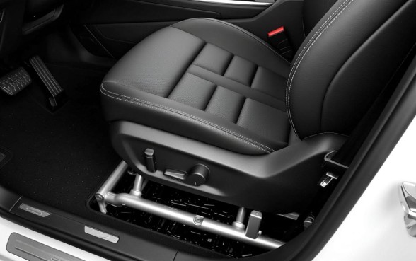 汽车驾驶座椅下面有三个塑料口子是干嘛的，塑料口子有什么用