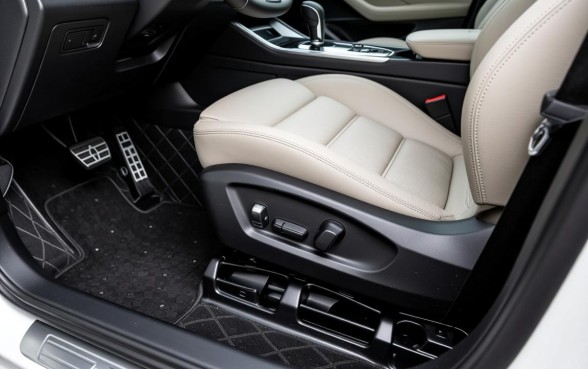 汽车驾驶座椅下面三个塑料口子是干嘛的，主要功能是什么？