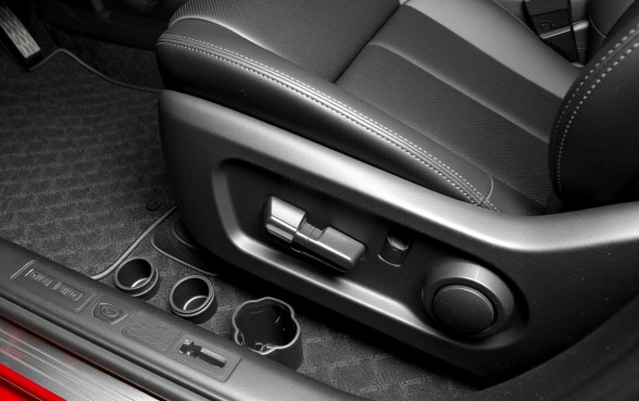 汽车驾驶座椅下面有三个塑料口子是干嘛的，座椅底下的孔有什么用