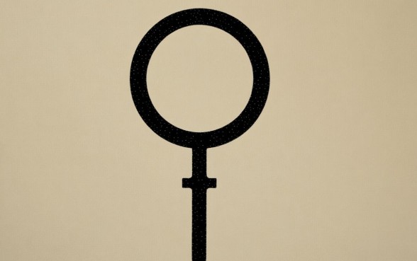 上边一个口子下边一个钉子的标志是什么，这个符号代表什么含义？