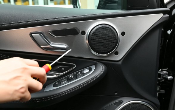 轿车车门上面有个口子怎么弄下来，车门破损怎么修复