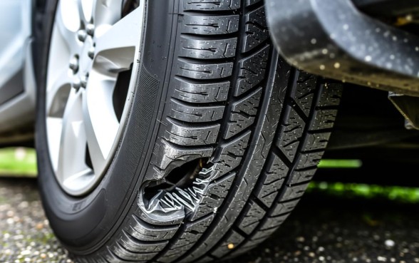 轮胎侧面口子按下漏气怎么整，轮胎侧面划伤能修补吗