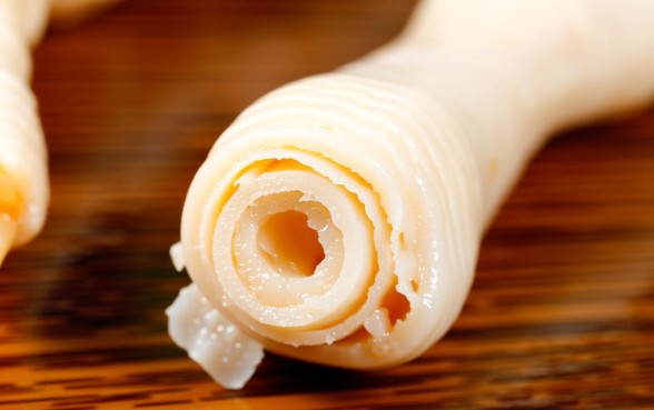 买的鸡爪子为啥爪子下边有个口子呢，鸡爪下面有个洞能吃吗