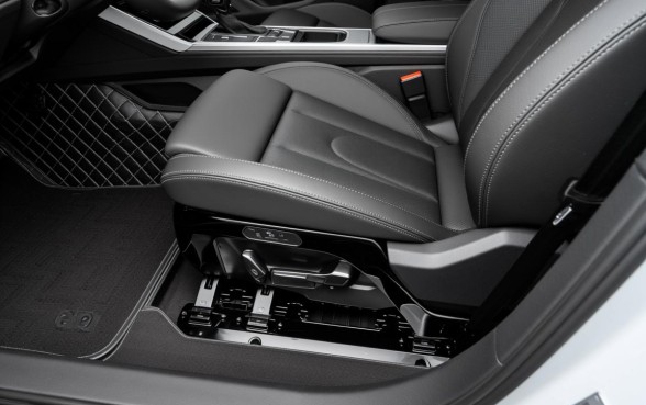 新迈腾座椅下是不是有隔开的口子