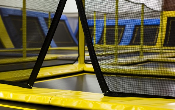 蹦床下面怎么用绳子收口，蹦床围网绳子怎么系