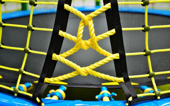 蹦床下面怎么用绳子收口子的，蹦床绳子怎么系才牢固