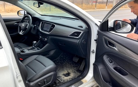 哈弗H2副驾驶脚下有个口子怎么回事，这个洞是干什么用的