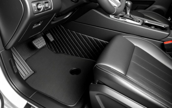 哈弗H2副驾驶脚下有个口子正常吗，副驾驶漏水怎么解决